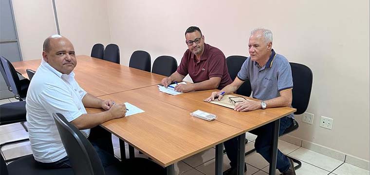 Representante da Algar, Olivar Rodrigues; o diretor Regional de Ribeirão Preto, Giuskeller Oliveira dos Reis e o vice- presidente do SINTETEL, José Roberto da Silva.