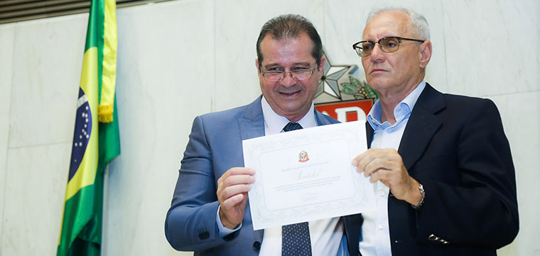 Deputado Estadual, Luiz Fernando, entrega o diploma de homenagem ao Vice-Presidente do SINTETEL, José Roberto da Silva