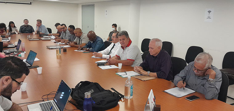 O coordenador de Negociações e secretário Geral do SINTETEL, Mauro Cava de Britto (camisa branca ao centro), expõe as reivindcações dos trabalhadores às empresas