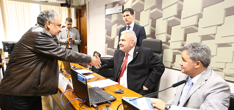 O presidente do SINTETEL, Gilberto Dourado, cumprimenta o senador Ângelo Coronel, responsável pela relatoria do PL 334/2023