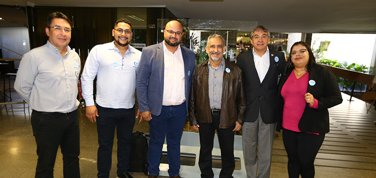 Presidente Gilberto Dourado e dirigentes do SINTETEL com lideranças dos sindicatos em telecomunicações do Paraná e Santa Catarina.