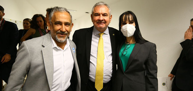  Presidente do SINTETEL, Gilberto Dourado, Vivien Suruagy, presidente da Feninfra, e o senador e relator do PL 334/2023, ngelo Coronel ( ao centro)