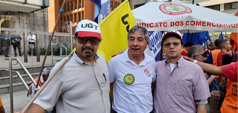 Marcos Milanez ( ao centro), diretor Regional do Vale do paraíba, representa o SINTETEL em ato sobre juros alto