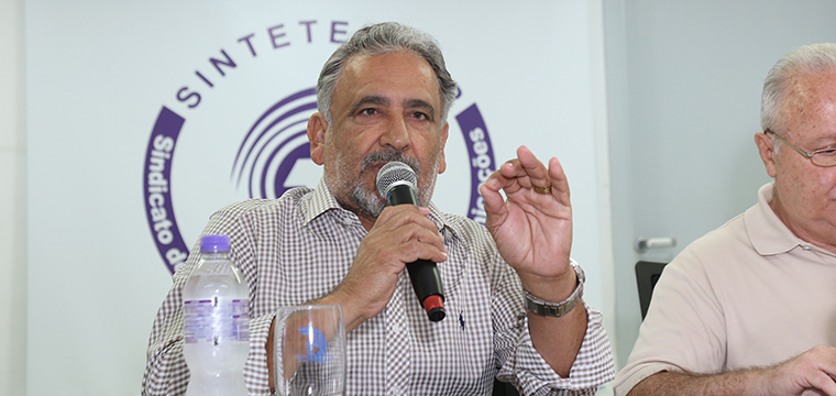 Gilberto Dourado, Presidente do SINTETEL, conduz a assembleia