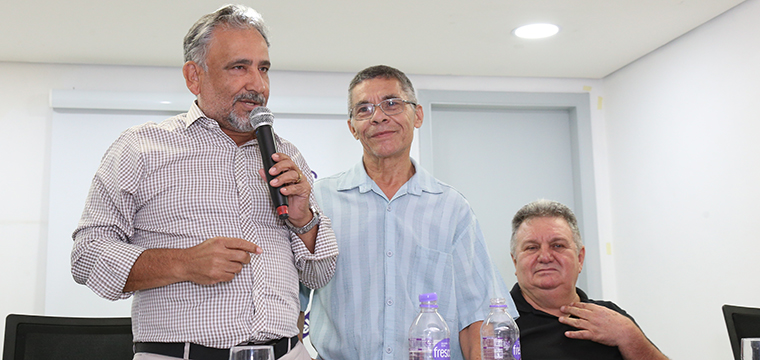 Gilberto Dourado, presidente do SINTETEL, homenageia Benedito Santiago, pela sua aposentadoria