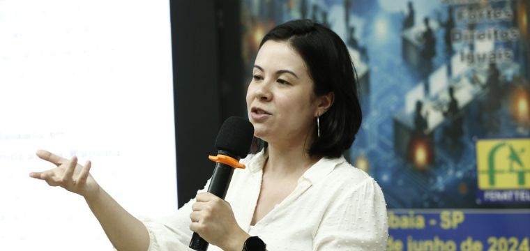 Camila Ykuta, do DIEESE, ministrou a palestra Inteligncia Artificial nas Relaes de Trabalho