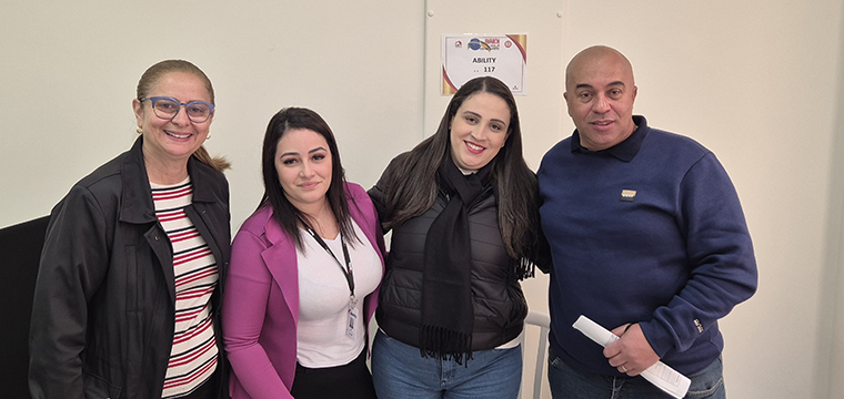 Os dirigentes do SINTETEL, Cristiane do Nascimento e Paulo Xavier, com as representantes da Ability