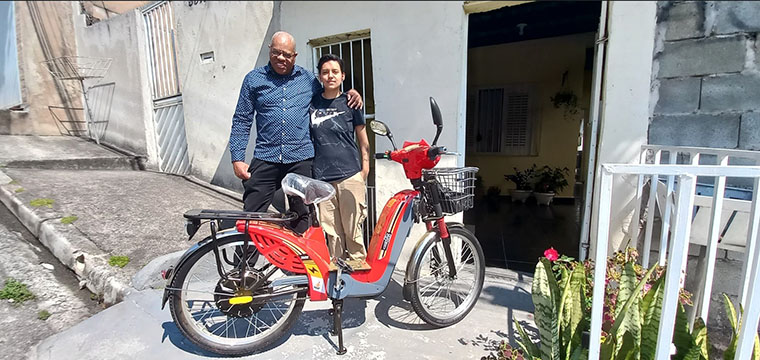 Diretor Regional do ABCDM, Alexandre Rocha, entrega a bike para Emily Lacerda