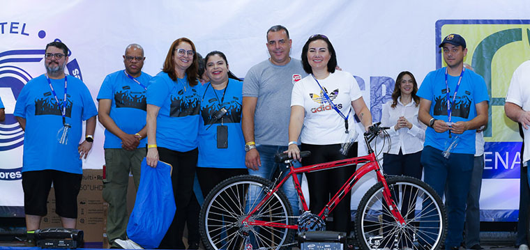 Brenda Gomes, da Claro loja- Capital, ganhou uma bicicleta