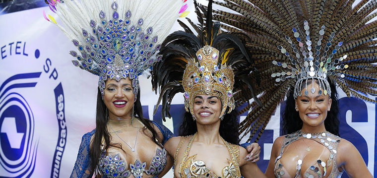 As passistas da Mocidade Alegre celebram com os trabalhadores