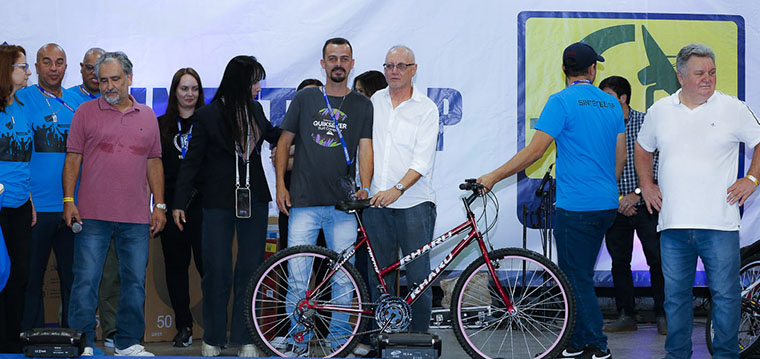 Gilvan Costa, da Icomon - Vila Gulherme, ganhou uma bicicleta