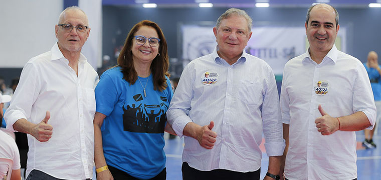 O candidato a vereador Ramalho da Construo ( ao centro) com o vice-Presidente do SINTETEL, Jos Roberto ( esquerda), com a diretora Social do Sindicato, Cristiane do Nascimento (de azul) e o assessor do candidato