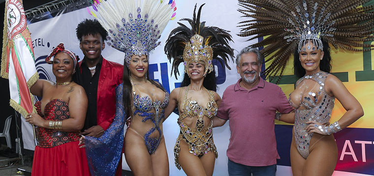 O casal de mestre-sala e porta-bandeira e as passistas da Mocidade Alegre com o presidente do SINTETEL, Gilberto Dourado