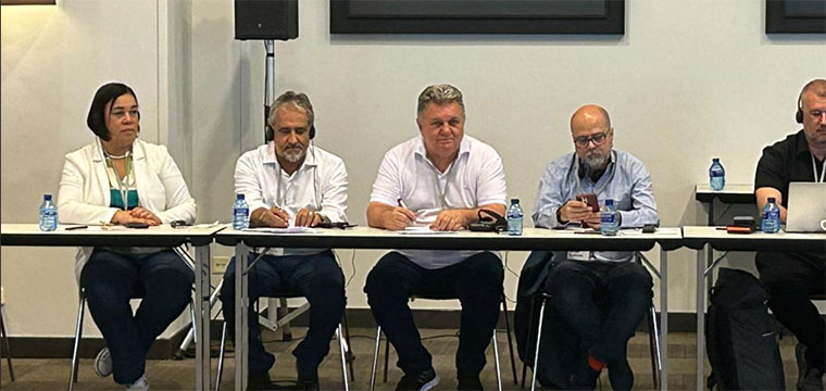 Aurea Barrence ( esquerda), Gilberto Dourado (ao centro) e Mauro Cava de Britto ( direita), juntos com o representante da UNI