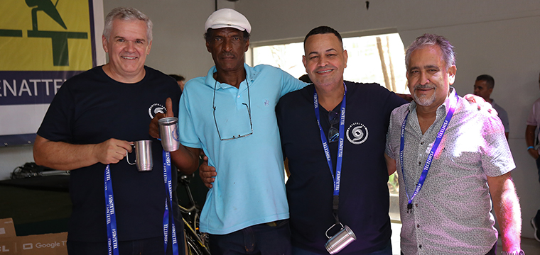 Magal (de azul) com os diretores Alan, Giuskeller e o presidente Gilberto Dourado