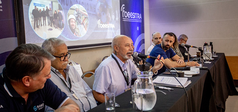 Elisio de Souza, dirigente do SINTETEL/FENATTEL, discursa para os presentes ao Congresso