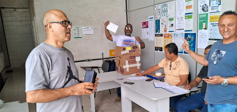 Anderson Reis, diretor Regional da Baixada Santista (ao fundo), votou na subsede.