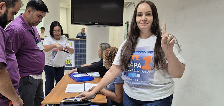 Angelica Fortunado, diretora do SINTETEL, votou na sede da entidade.