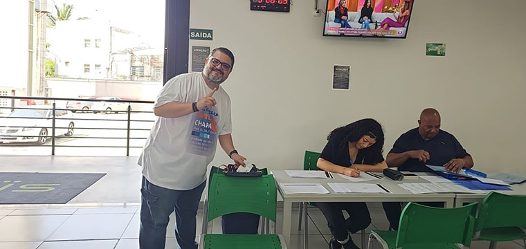 Ricardo Martins, diretor do Sindicato, execer o seu direito de voto.