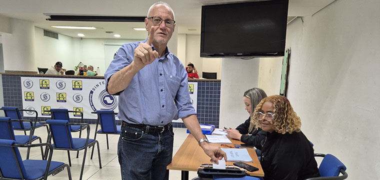 O vice-presidente do SINTETEL, Jos Roberto, votou na Sede.