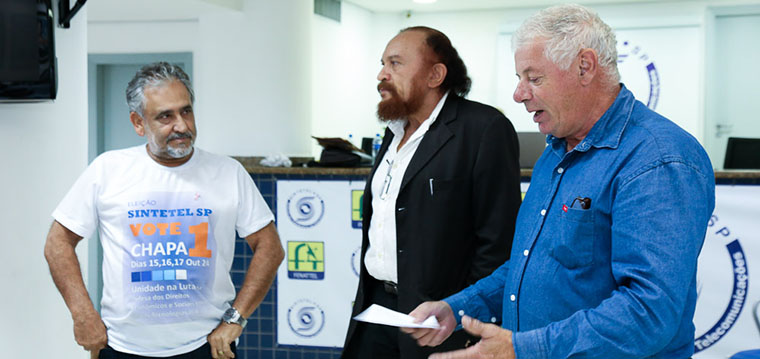 Jos Luiz Passos (camisa azul), coordenador da eleio, comenta o comparecimento macio dos trabalhadores nas urnas