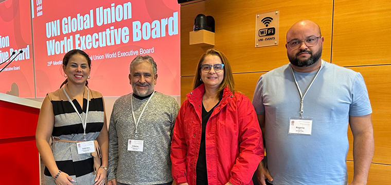 Delegao FENATTEL: (Ao centro) o presidente do SINTETEL Gilberto Dourado e a diretora Social Cristiane do Nascimento, tambm do SINTETEL; e  Gabriela Machado e Rogrio Soares, dirigentes do SINTTEL-SC