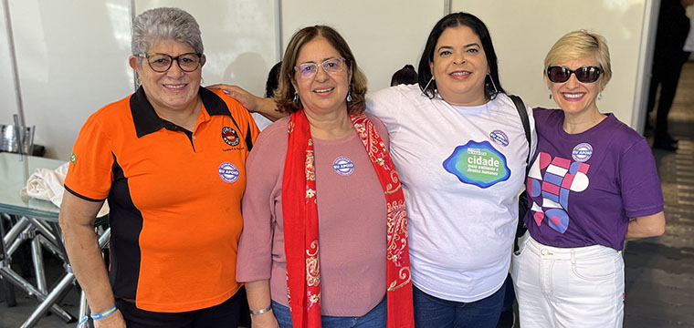 Ao centro, a ministra da Mulheres, Cida Gonalves ao lado da diretora do SINTETEL Maria Edna de Medeiros