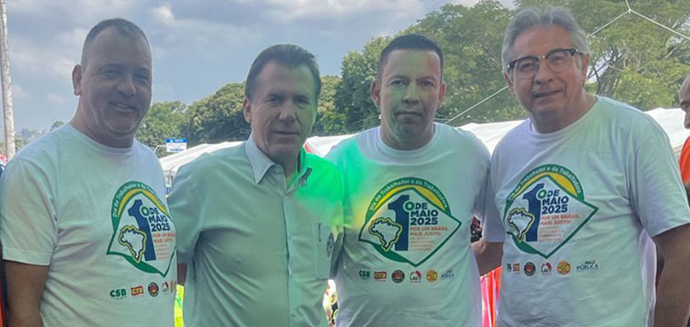 Em segundo, ministro do Trabalho, Luiz Marinho, o diretor do SINTETEL, Marcos Milanez e demais companheiros