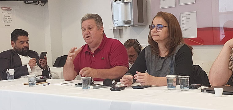 Mauro Britto, Secretrio-Geral do SINTETEL, faz o uso da palavra durante o evento