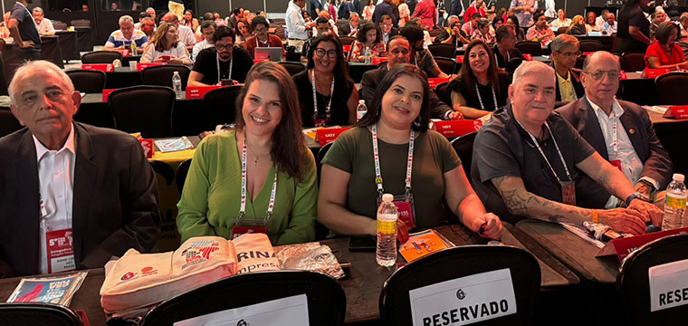 Ao centro, Barbara Cunha - SINTTEL-SC e Maria Edna Medeiros -SINTETEL-SP e Ricardo Patah, presidente da UGT (1 da esq. p/dir.)