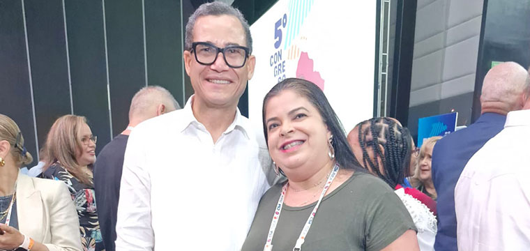 Eddy Olivares ministro do Trabalho da Repblica Dominicana e Maria Edna Medeiro do SINTETEL-SP