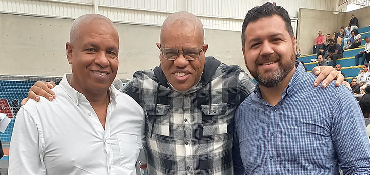 O diretor Regional do SINTETEL, Alexandre Rocha ( ao centro); com o vice-prefeito de Mau, Juiz Joo Verssimo (Camisa Branca) e o secretrio do Trabalho, Renda e Empreendedorismo ,Elton Carvalho (Camisa Azul).