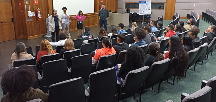 Anglica Fortunato, dirigente do SINTETEL, tambm d seu recado aos trabalhadores e lideranas da empresa