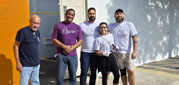 O diretor Regional de Campinas, Elsio Rodrigues ( esquerda), com os voluntrios da Vivo 