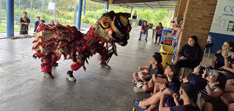 O grupo Shaolin de Kung Fu de Campinas faz apresentao no Clube