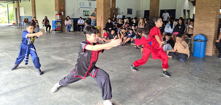 O grupo Shaolin de Kung Fu de Campinas faz apresentao no Clube
