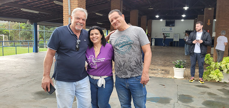 Iolanda (ao centro), voluntria no Comit da Vivo/Telefnica e responsvel pela administrao do Clube de Campo; Valdir Gomes ( esquerda), dirigente sindical do SINTETEL e presidente do Clube de Campo de Campinas e Hamilton ( direita), funcionrio do Sindicato.