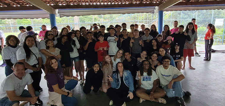 Crianas da Escola Felippe Cantuso aproveitam o dia no Clube de Campo do SINTETEL