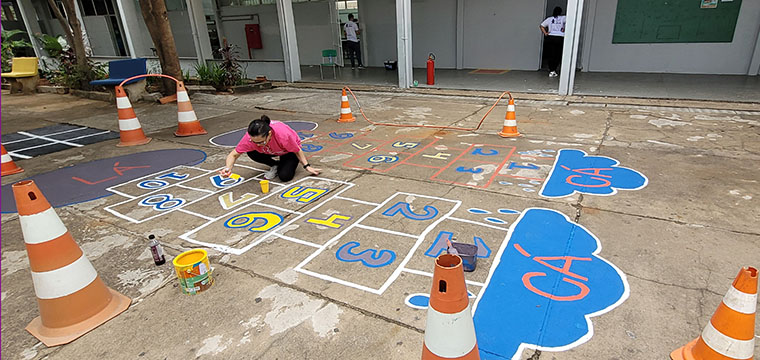 Voluntria Vivo refaz os desenhos do ptio