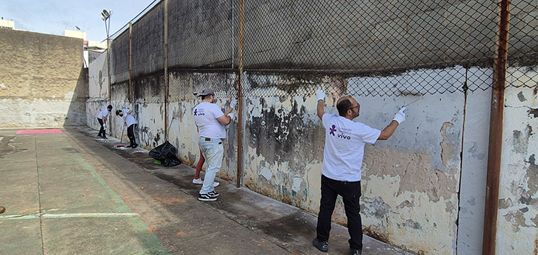 Voluntrios da Vivo reformam a a quadra da escola 