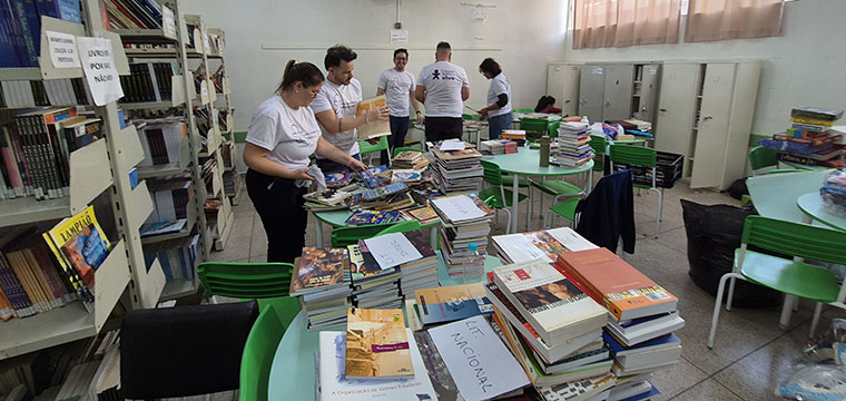 Voluntrios da Vivo organizam a biblioteca  