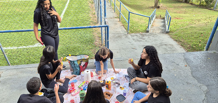 Crianas da Escola Felippe Cantuso aproveitam o dia no Clube de Campo do SINTETEL