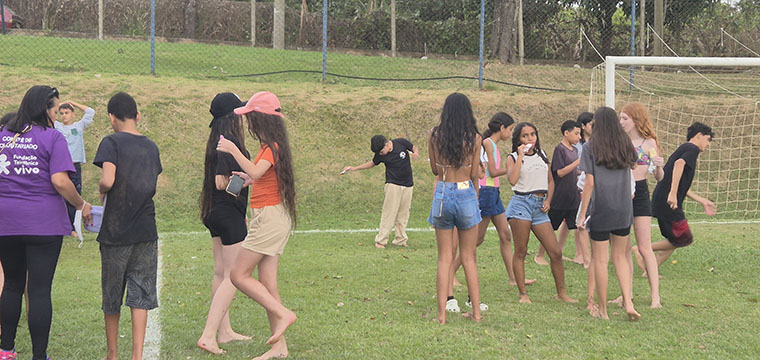 Crianas da Escola Felippe Cantuso aproveitam o dia no Clube de Campo do SINTETEL