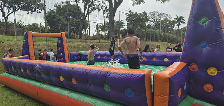 Crianas da Escola Felippe Cantuso aproveitam o dia no Clube de Campo do SINTETEL