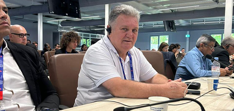  Mauro Britto, secretrio Geral do SINTETEL, durante os debates