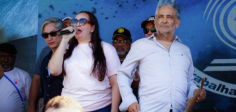 Diretora Angelica Fortunato d o seu recado aos trabalhadores e trabalhadoras