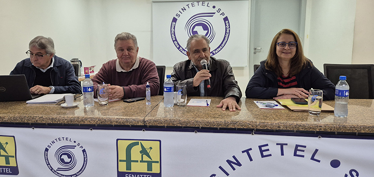 Gilberto Dourado, presidente do SINTETEL, conduz a assembleia