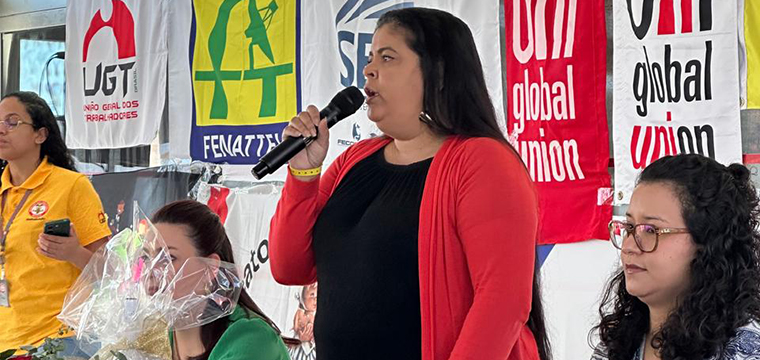 Maria Edna Medeiros, secretria da Mulher da FENATTEL, faz o uso da palavra durante a Oficina