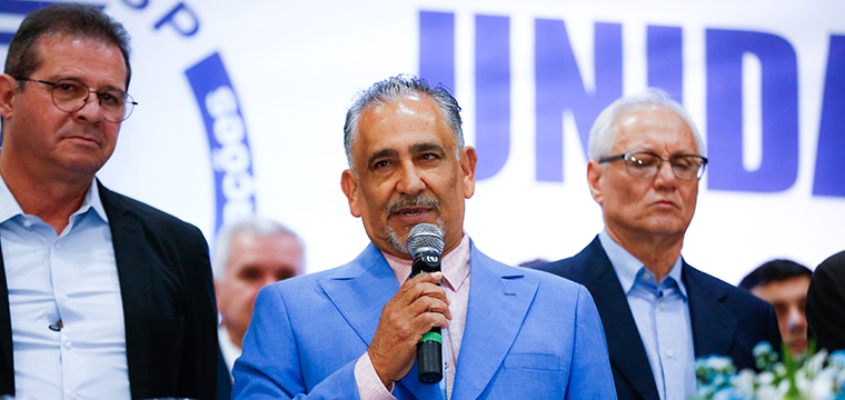 Presidente reeleito, Gilberto Dourado, abre a cerimnia com a homenagem ao companheiro Almir Munhoz