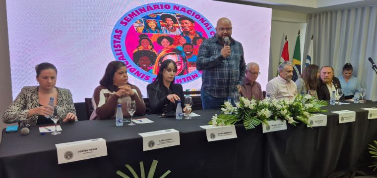 Rogrio Soares, presidente do Sinttel-SC, sada os presentes